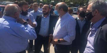 Η γκλίτσα που έκανε δώρο στον Κωστή Χατζηδάκη ο Κυριάκος Τσανακτσίδης (VIDEO)