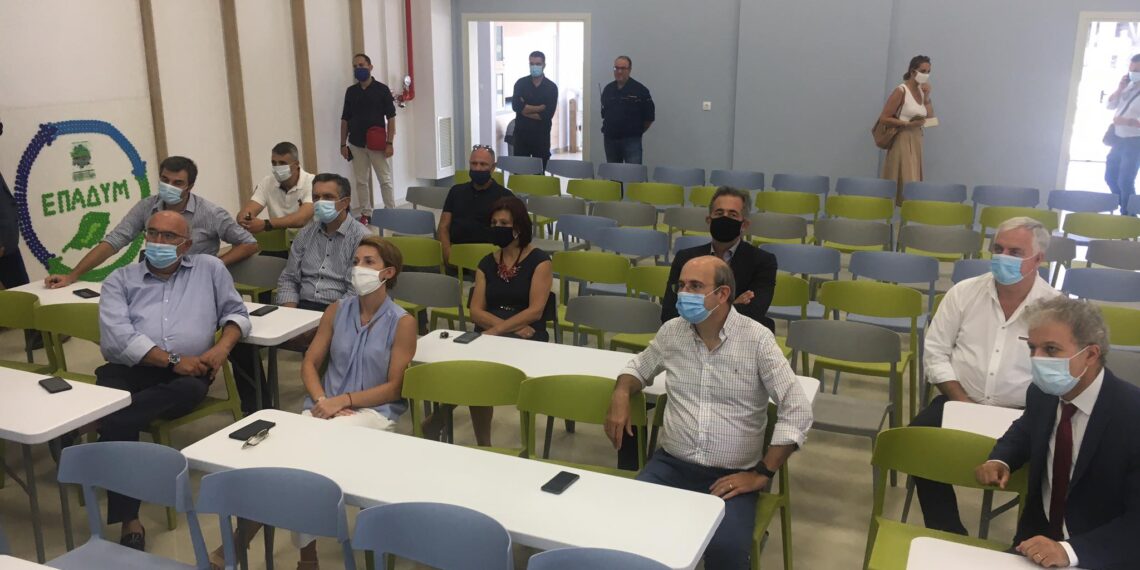 Στη Μονάδα Επεξεργασίας Απορριμμάτων ο ΥΠΕΝ Κ. Χατζηδάκης: “Βρέθηκα εδώ για να περάσω ένα μήνυμα- Εσείς προτείνατε το δρόμο- Μπορείτε να εμπνεύσετε άλλες περιφέρειες και πρέπει να σας διαφημίσουμε”  (VIDEO)