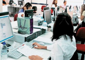 Ανεμβολίαστοι στο δημόσιο: 300 ευρώ πρόστιμο αν δεν κάνουν τεστ