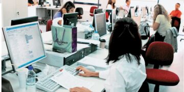 Ανεμβολίαστοι στο δημόσιο: 300 ευρώ πρόστιμο αν δεν κάνουν τεστ