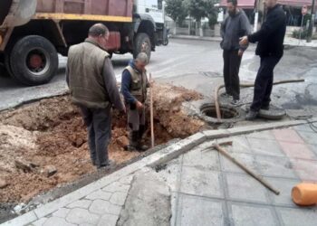 Σοβαρή βλάβη στο δίκτυο ύδρευσης της πόλης του Άργους Ορεστικού – Μέχρι και αυτή την ώρα επιχειρούσαν τα συνεργεία του Δήμου