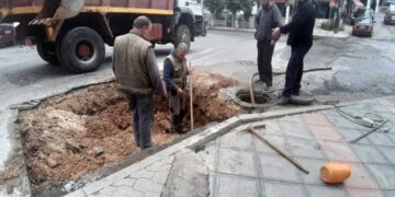 Σοβαρή βλάβη στο δίκτυο ύδρευσης της πόλης του Άργους Ορεστικού – Μέχρι και αυτή την ώρα επιχειρούσαν τα συνεργεία του Δήμου