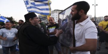 Κοροναϊός – Σφίγγει ο κλοιός για τους αντιεμβολιαστές – Η ΕΛ.ΑΣ «σκανάρει» ιστοσελίδες και social media