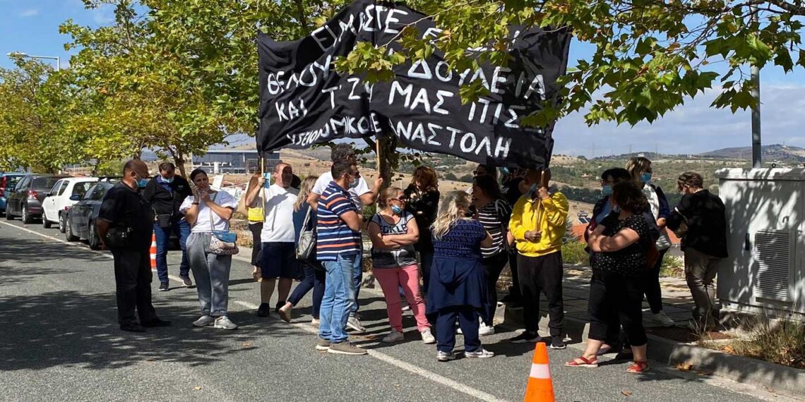 Κοζάνη: Διαμαρτυρία υγειονομικών σε αναστολή κατά την επίσκεψη Πλεύρη: “Τη δουλειά μας πίσω” -VIDEO