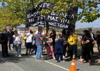 Κοζάνη: Διαμαρτυρία υγειονομικών σε αναστολή κατά την επίσκεψη Πλεύρη: “Τη δουλειά μας πίσω” -VIDEO