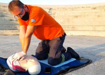 Επίδειξη πρώτων βοηθειών από την Εθελοντική Διασωστική Ομάδα Πτολεμαΐδας σε ένα πολύ ενδιαφέρον και χρήσιμο VIDEO