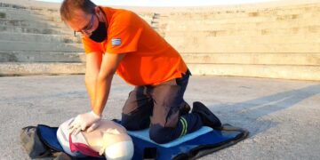 Επίδειξη πρώτων βοηθειών από την Εθελοντική Διασωστική Ομάδα Πτολεμαΐδας σε ένα πολύ ενδιαφέρον και χρήσιμο VIDEO