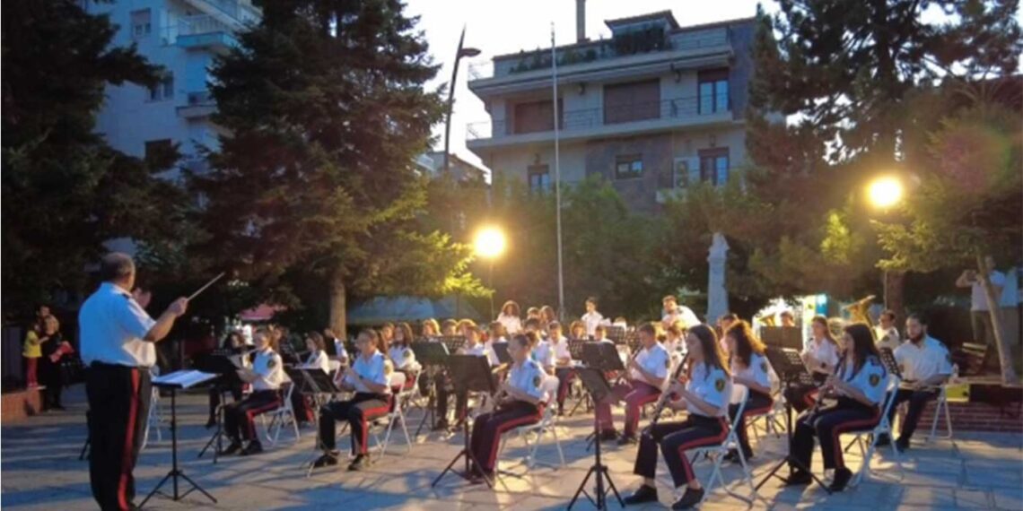 Συναυλία Φιλαρμονικής ορχήστρας Δήμου Εορδαίας “Αριστοτέλης” στην κεντρική πλατεία των Γρεβενών (VIDEO)