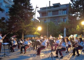 Συναυλία Φιλαρμονικής ορχήστρας Δήμου Εορδαίας “Αριστοτέλης” στην κεντρική πλατεία των Γρεβενών (VIDEO)