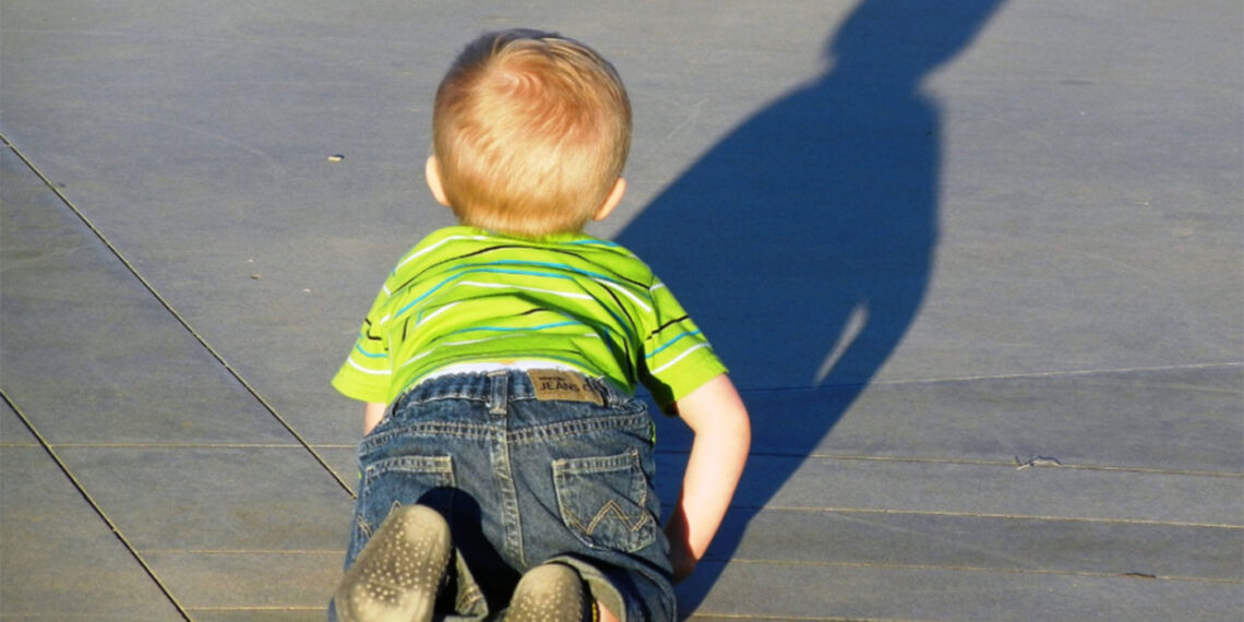 Οικογενειακό δράμα αποκαλύφθηκε μετά τον εντοπισμό μωρού που μπουσουλούσε σε δρόμο της Ελασσόνας