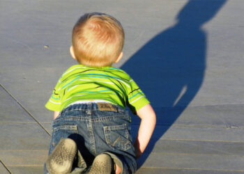 Οικογενειακό δράμα αποκαλύφθηκε μετά τον εντοπισμό μωρού που μπουσουλούσε σε δρόμο της Ελασσόνας