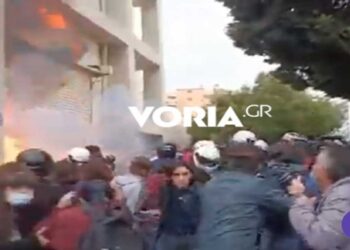 Αδιανόητο: Κουκουλοφόφοι πέταξαν μολότοφ μέσα από το ΕΠΑΛ Σταυρούπολης