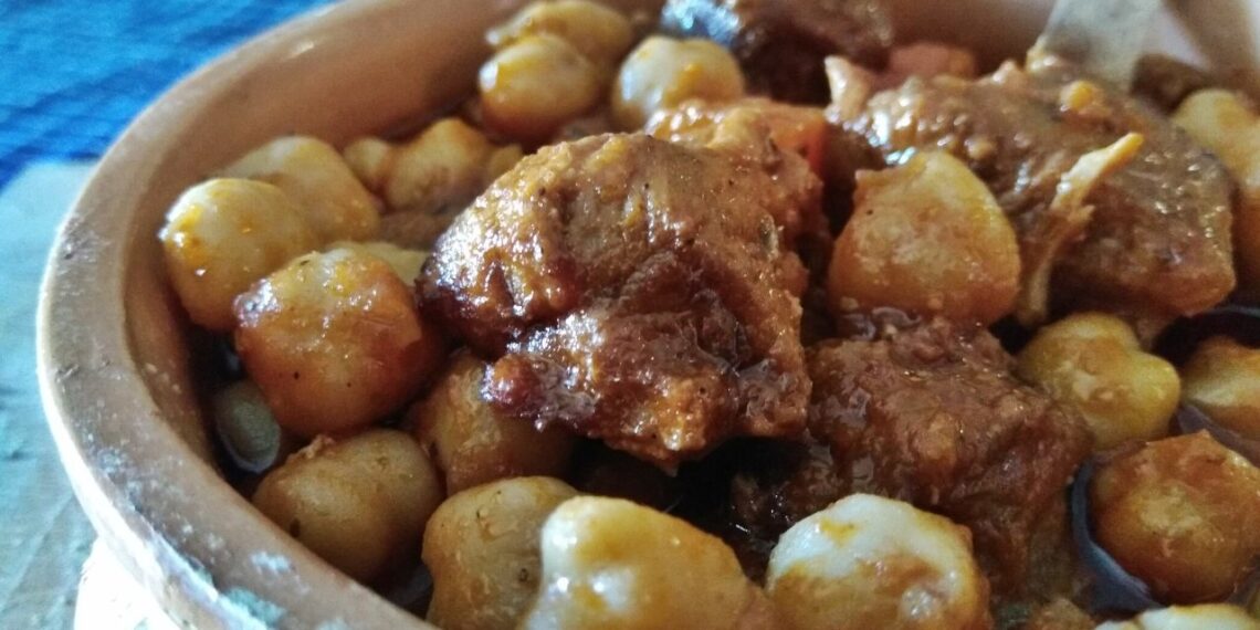 Μια ακόμη πετυχημένη συνταγή της Αρετής Παπαδοπούλου, ΧΟΙΡΙΝΟ ΜΕ ΡΕΒΙΘΙΑ ΚΑΙ ΧΩΡΙΑΤΙΚΟ ΛΟΥΚΑΝΙΚΟ επιλέχθηκε και δημοσιεύθηκε στο site του Άκη Πετρετζίκη!