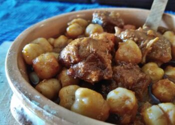 Μια ακόμη πετυχημένη συνταγή της Αρετής Παπαδοπούλου, ΧΟΙΡΙΝΟ ΜΕ ΡΕΒΙΘΙΑ ΚΑΙ ΧΩΡΙΑΤΙΚΟ ΛΟΥΚΑΝΙΚΟ  επιλέχθηκε και δημοσιεύθηκε στο site του Άκη Πετρετζίκη!