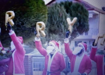 Απίθανη πρόταση γάμου με Αη Βασίληδες στην Πτολεμαϊδα! – Δείτε το βίντεο από την εκπομπή “Σαββατοκύριακο με τον Μάνεση” στον ALPHA