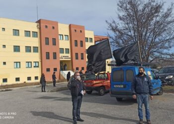 Στο διοικητήριο της Περιφέρειας στην Πτολεμαΐδα έφθασε η πορεία διαμαρτυρίας του Εμπορικού Συλλόγου- Επιδόθηκε ψήφισμα διαμαρτυρίας στον Αντιπεριφερειάρχη Γρηγόρη Τσιούμαρη (φωτογραφίες)