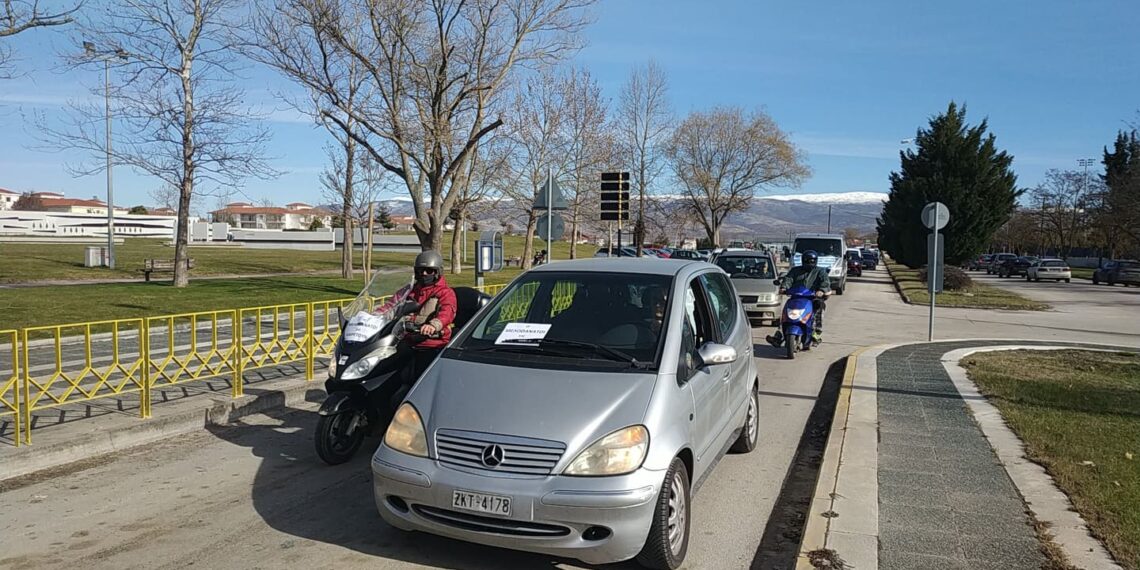 Πτολεμαΐδα: Εκατοντάδες αυτοκίνητα στη μεγάλη αυτοκινητοπομπή – διαμαρτυρία -Κραυγή αγωνίας από τους πληττόμενους επαγγελματικούς κλάδους (βίντεο-φώτο-δηλώσεις)