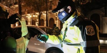 Μάσκα στο αυτοκίνητο με SMS: Πότε «πέφτει» το 300άρι – Οι βαθμοί συγγένειας