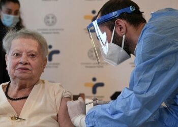 Ξεκινά τη Δευτέρα ο εμβολιασμός για άτομα άνω των 85 ετών