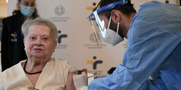 Ξεκινά τη Δευτέρα ο εμβολιασμός για άτομα άνω των 85 ετών