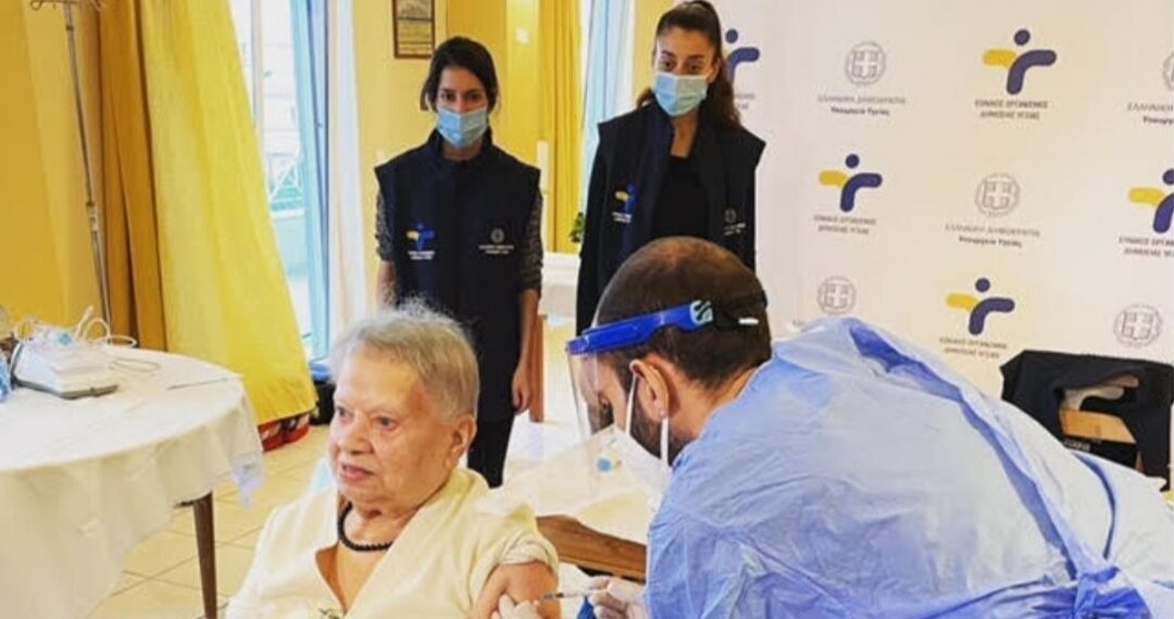 Κορωνοϊός: Η 95χρονη κ. Δέσποινα η πρώτη που εμβολιάστηκε σε οίκο ευγηρίας