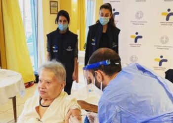 Κορωνοϊός: Η 95χρονη κ. Δέσποινα η πρώτη που εμβολιάστηκε σε οίκο ευγηρίας