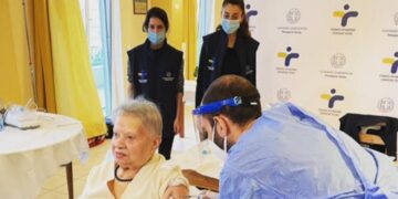 Κορωνοϊός: Η 95χρονη κ. Δέσποινα η πρώτη που εμβολιάστηκε σε οίκο ευγηρίας