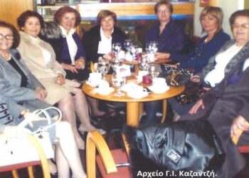 Φιλική παρέα νεάνιδων Κυριών στην καφετέρια της “Δέσποινας” στην κεντρική Πλατεία – Από τη στήλη του κ. Γ. Καζαντζή στον Παλμό 06/1/2021