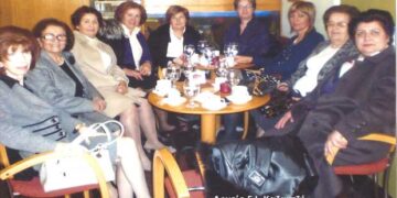 Φιλική παρέα νεάνιδων Κυριών στην καφετέρια της “Δέσποινας” στην κεντρική Πλατεία – Από τη στήλη του κ. Γ. Καζαντζή στον Παλμό 06/1/2021