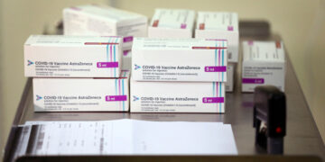 Γεραπετρίτης: Μέχρι τον Απρίλιο θα έχουμε 4,5 εκατ. δόσεις του εμβολίου της AstraΖeneca-Οξφόρδης