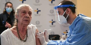 Εμβολιασμοί: Ανοίγει αύριο η πλατφόρμα των ραντεβού για τους άνω των 85 – Αναλυτικά η διαδικασία