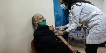 Κορωνοϊός: «Εύθραυστη» η εικόνα της χώρας – Πόσο προστατεύει η πρώτη δόση του εμβολίου;