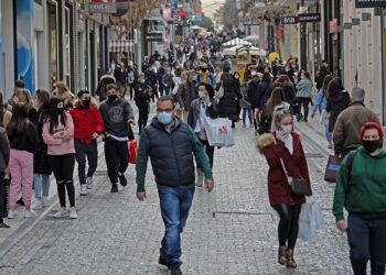 Λιανεμπόριο: Ο συνωστισμός έξω από τα μαγαζιά φέρνει αλλαγές – Σκέψεις για «κόφτη» στα SMS