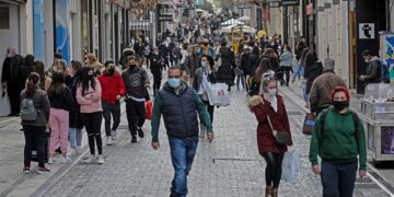 Λιανεμπόριο: Ο συνωστισμός έξω από τα μαγαζιά φέρνει αλλαγές – Σκέψεις για «κόφτη» στα SMS