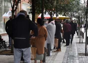 Αγορές, ουρές και μεταλλάξεις αλλάζουν τα δεδομένα – «Plan B» για νέα μέτρα και πιθανό «πισωγύρισμα»