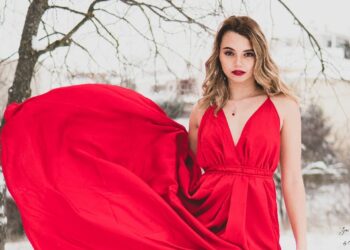 Η απίθανη επαγγελματική φωτογράφιση υπέροχης κοπέλας με ένα μοναδικό κόκκινο φόρεμα μέσα στα χιόνια της Κοζάνης και με το θερμόμετρο στους -4! – Βίντεο και φωτογραφίες