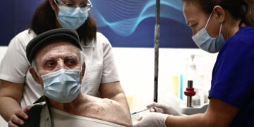 Εμβολιασμοί: Από σήμερα τα ραντεβού για τις ηλικίες 80-84 -Βήμα βήμα η διαδικασία