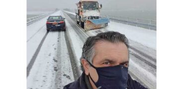 Στον αποχιονισμό στη Γέφυρα Ρυμνίου για το Λιβαδερό, βρέθηκε ο Περιφερειάρχης