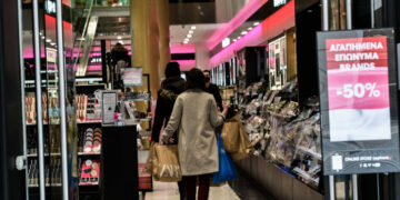 Ο κορωνοϊός χτύπησε και την κατανάλωση -«Παγώνουν» οι ηλεκτρονικές αποδείξεις