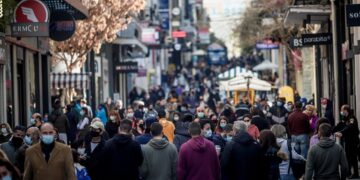 Λιανεμπόριο: Τρόμαξαν τους ειδικούς οι σκηνές συνωστισμού στην αγορά – Αλλαγές σήμερα στα ταξί