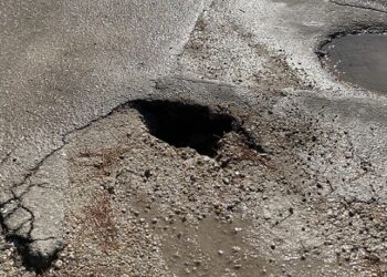 Αναγνώστης: “Λακούβα καταμεσής του δρόμου – Προσοχή στο οδόστρωμα”