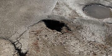 Αναγνώστης: “Λακούβα καταμεσής του δρόμου – Προσοχή στο οδόστρωμα”