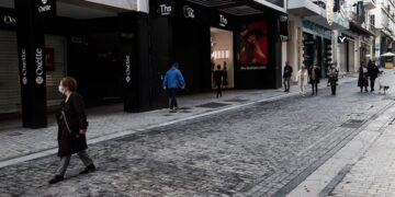 Λιανεμπόριο: Ανοίγει κανονικά από σήμερα η αγορά με μέτρα και εκπτώσεις ως και 70%