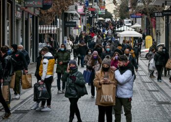 Πότε θα ανοίξουν σχολεία, εστίαση και ταξίδια – Σενάρια και «αγκάθια» για την εστίαση