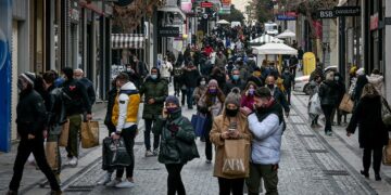 Πότε θα ανοίξουν σχολεία, εστίαση και ταξίδια – Σενάρια και «αγκάθια» για την εστίαση