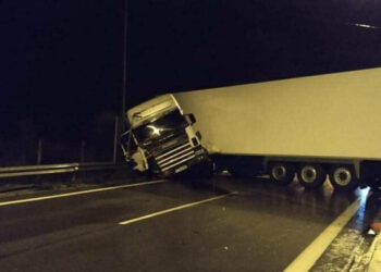 Εγνατία οδός: Δίπλωσε νταλίκα στο Μέτσοβο, λόγω ισχυρών ανέμων – Εκτροπή κυκλοφορίας από την παλιά Εθνική Οδό