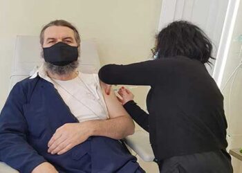 Hχηρό μήνυμα από τον π. Αθανάσιο Καμπούρη μετά τον εμβολιασμό του σήμερα στο Μποδοσάκειο: “Επιτέλους, ανοσία στην ανοησία”