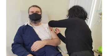 Hχηρό μήνυμα από τον π. Αθανάσιο Καμπούρη μετά τον εμβολιασμό του σήμερα στο Μποδοσάκειο: “Επιτέλους, ανοσία στην ανοησία”