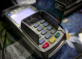 Ποιες συναλλαγές θα «κόβονται» στα e-shops