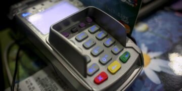 Ποιες συναλλαγές θα «κόβονται» στα e-shops